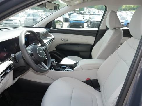 Used 2025 Hyundai Tucson SE AWD/4WD image 2