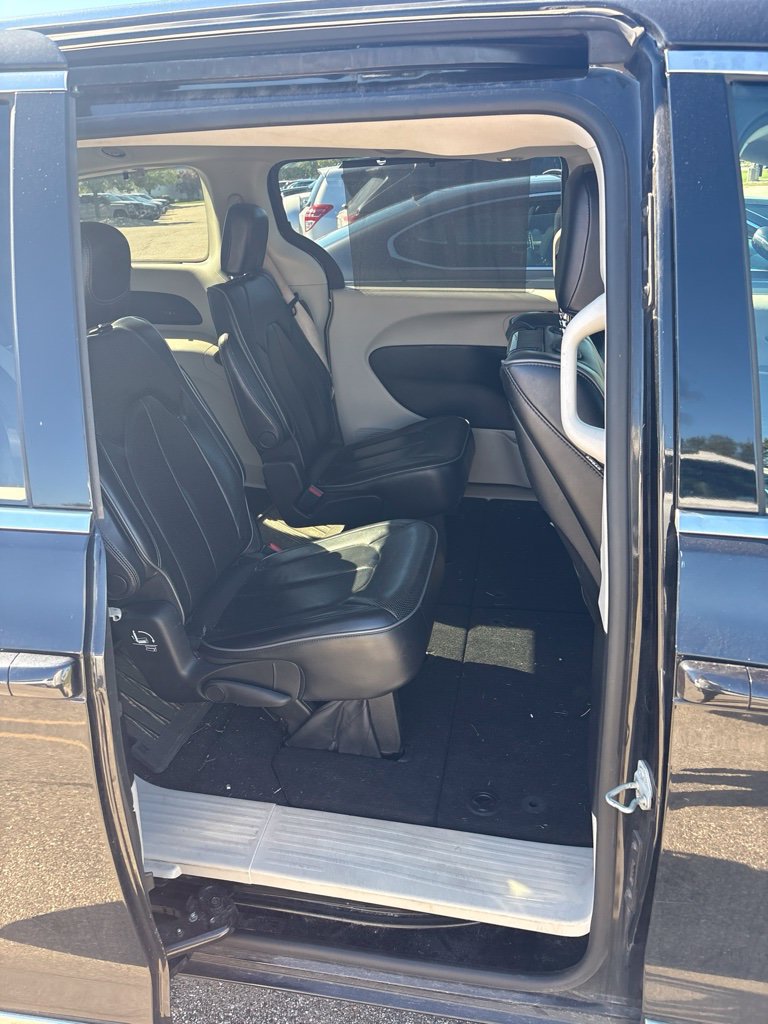 Used 2018 Chrysler Pacifica Limited w/ Advanced Safetytec Group FWD image 2