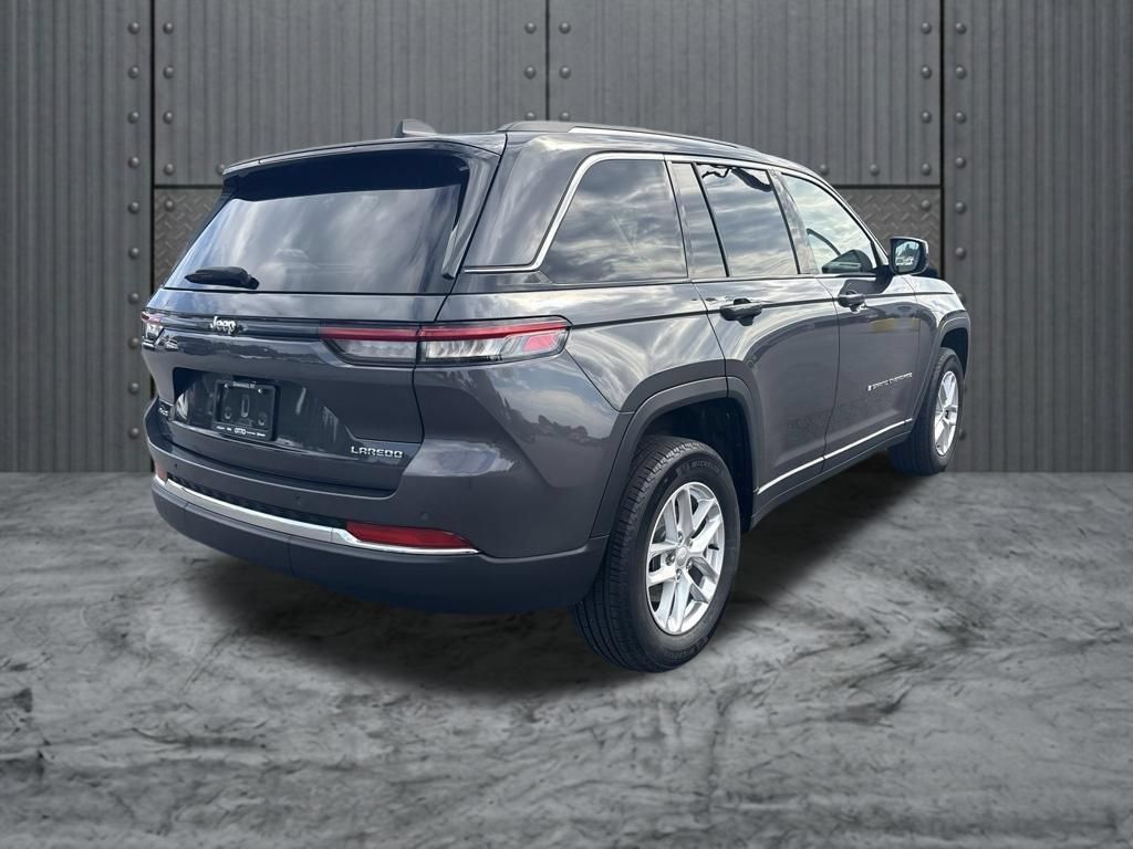 Used 2023 Jeep Grand Cherokee Laredo AWD/4WD image 7