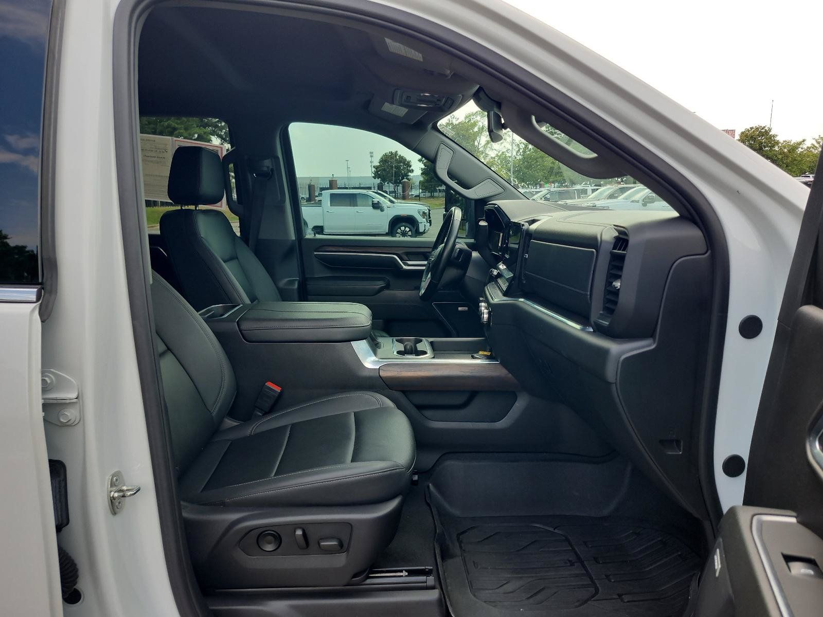 Used 2024 GMC Sierra 2500 SLT w/ SLT Premium Package AWD/4WD image 11