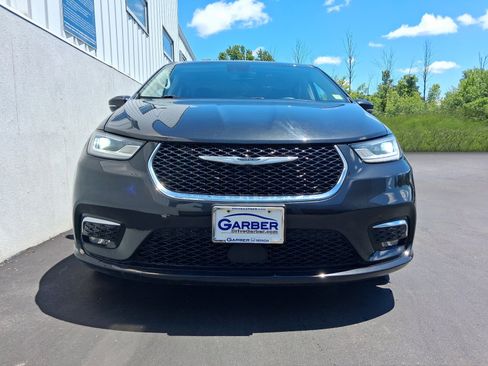Used 2023 Chrysler Pacifica Touring-L FWD image 6