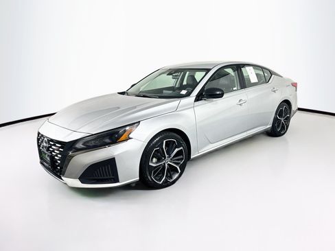 Used 2024 Nissan Altima 2.5 SR FWD image 3