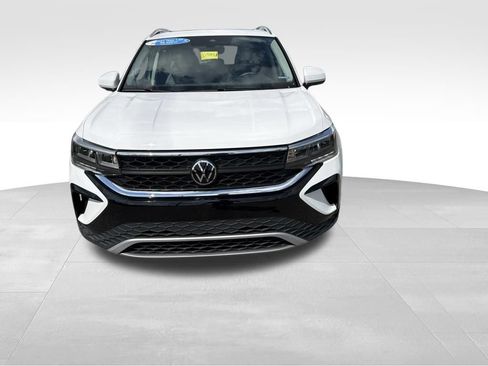 Used 2023 Volkswagen Taos SE FWD image 3