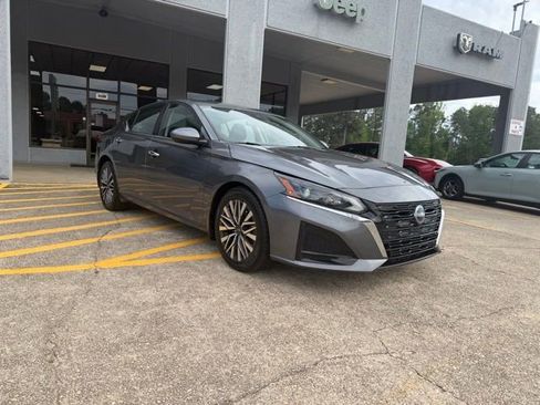 Used 2023 Nissan Altima 2.5 SV FWD image 14