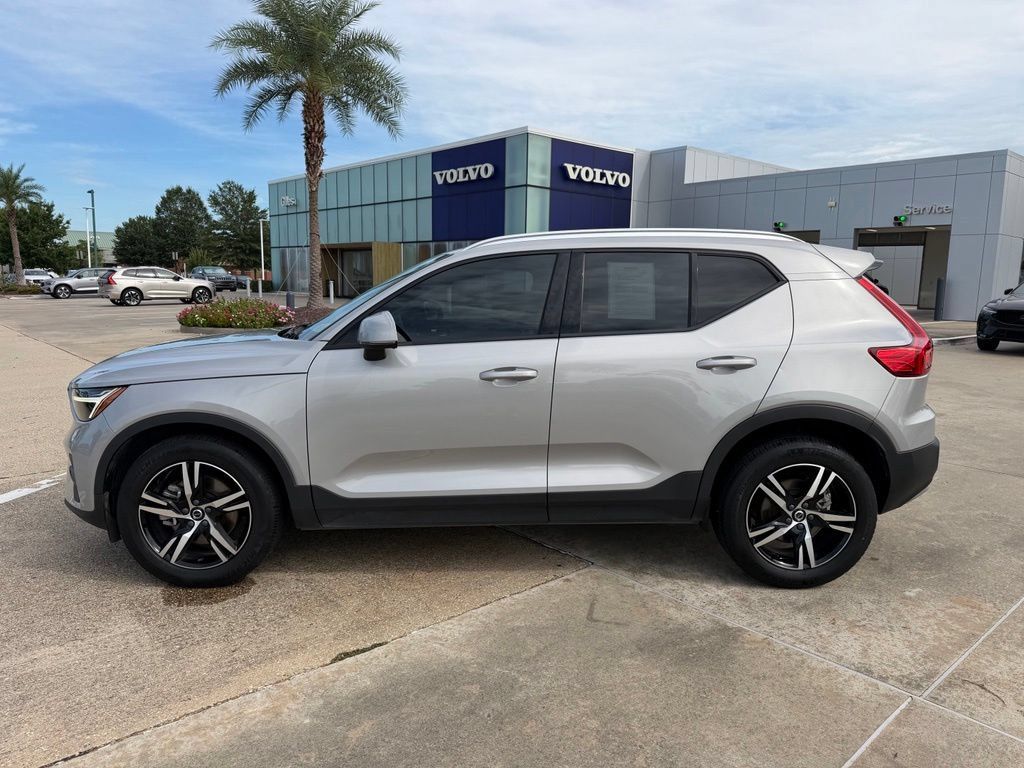 Used 2023 Volvo XC40 B5 Core w/ Protection Package Premier AWD/4WD image 2