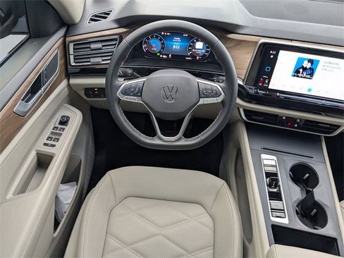 Used 2024 Volkswagen Atlas SE image 17