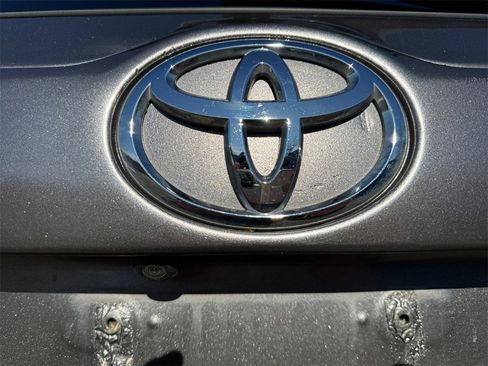 Used 2019 Toyota Highlander XLE image 17