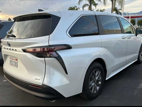 Used 2025 Toyota Sienna XLE image 2