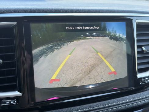 Used 2024 Chrysler Pacifica Limited FWD image 17