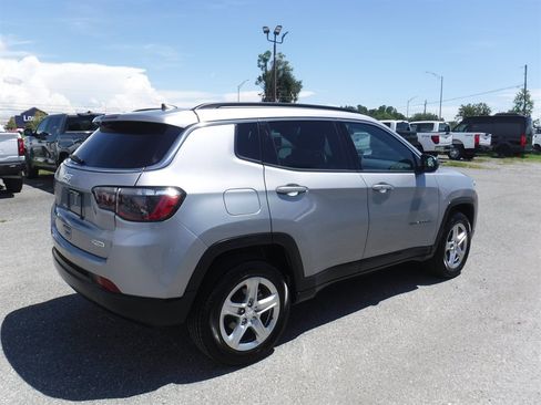 Used 2024 Jeep Compass Latitude AWD/4WD image 2