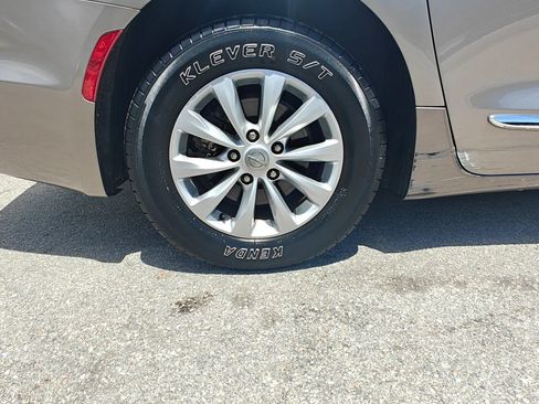 Used 2017 Chrysler Pacifica Touring-L FWD image 24