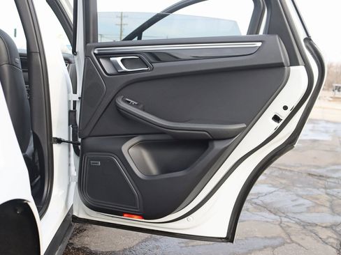 Used 2018 Porsche Macan Sport Edition image 34