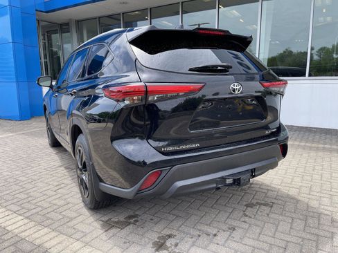 Used 2022 Toyota Highlander XLE AWD/4WD image 3
