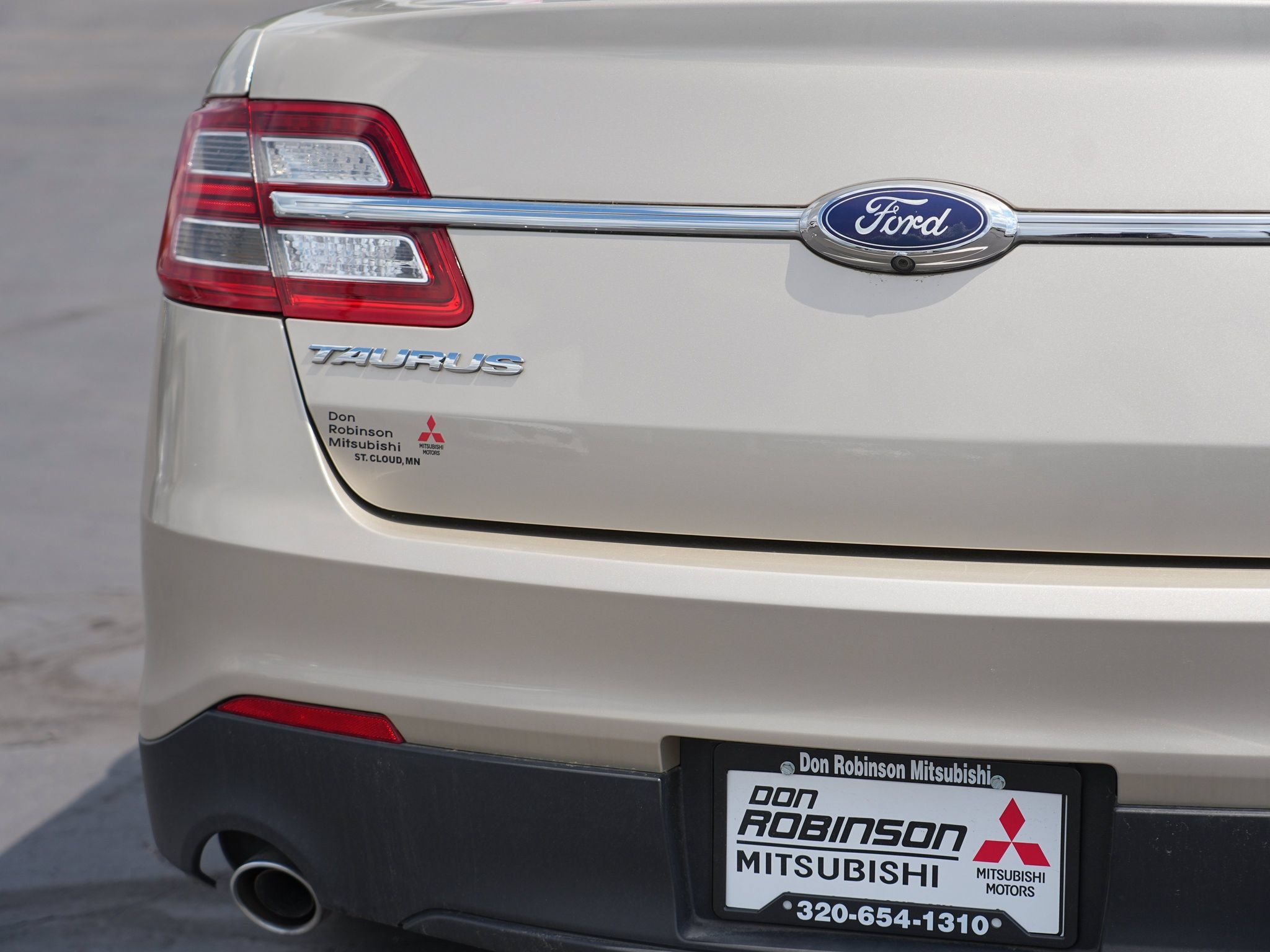 Used 2018 Ford Taurus SE FWD image 11
