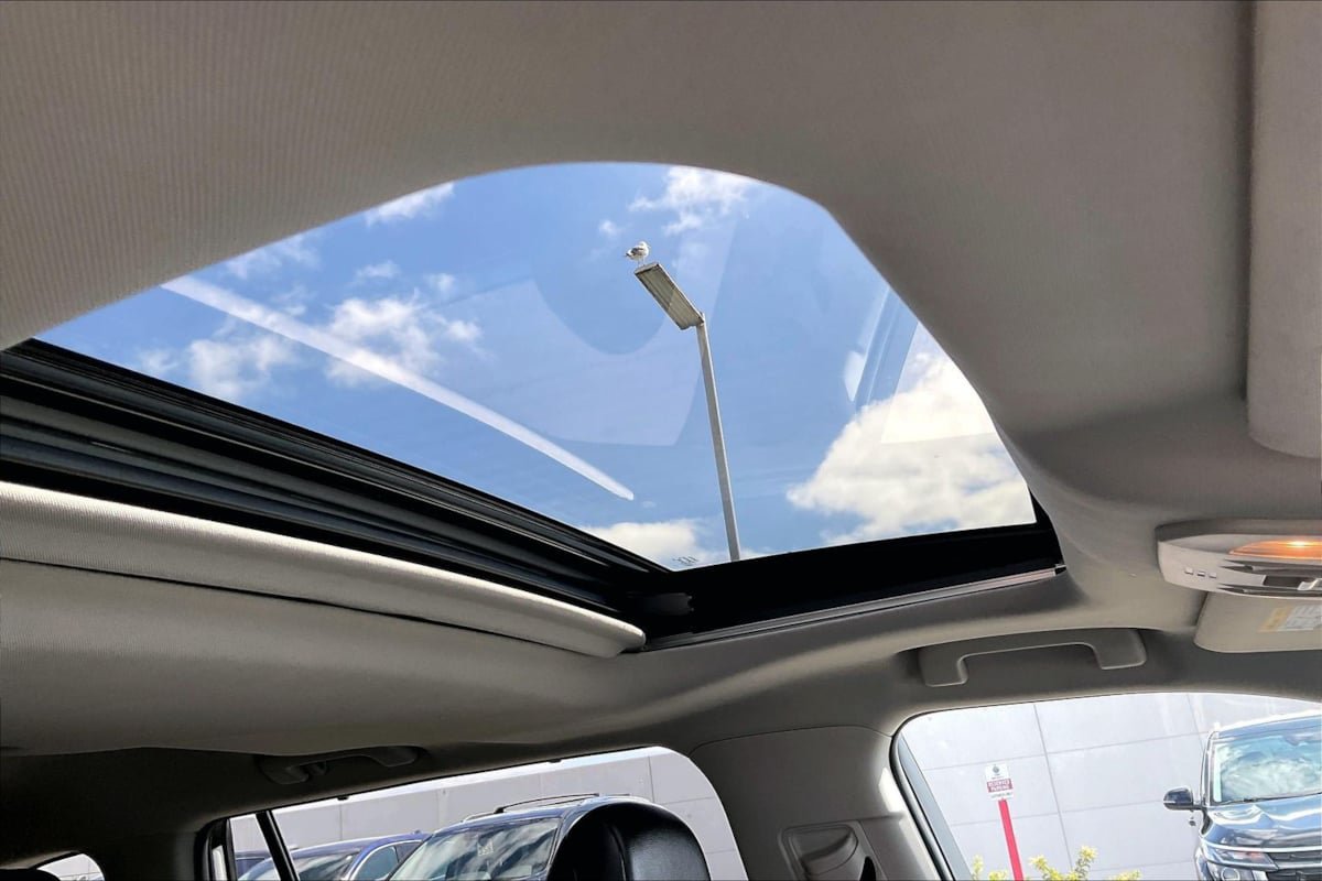 Used 2022 Toyota Highlander XLE AWD/4WD image 19