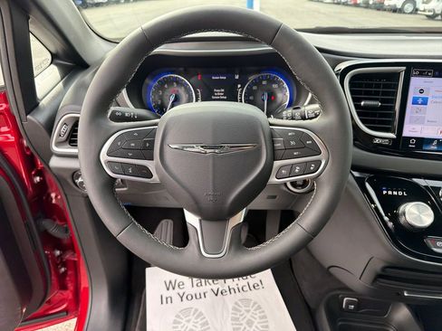 Used 2025 Chrysler Pacifica Select FWD image 14