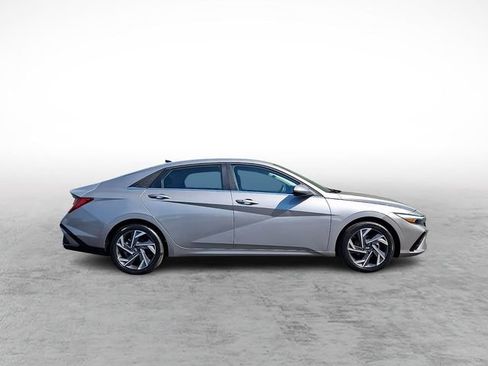 Used 2025 Hyundai Elantra SEL FWD image 7