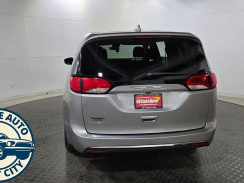 Used 2019 Chrysler Pacifica Touring Plus w/ Tire & Wheel Group FWD image 6