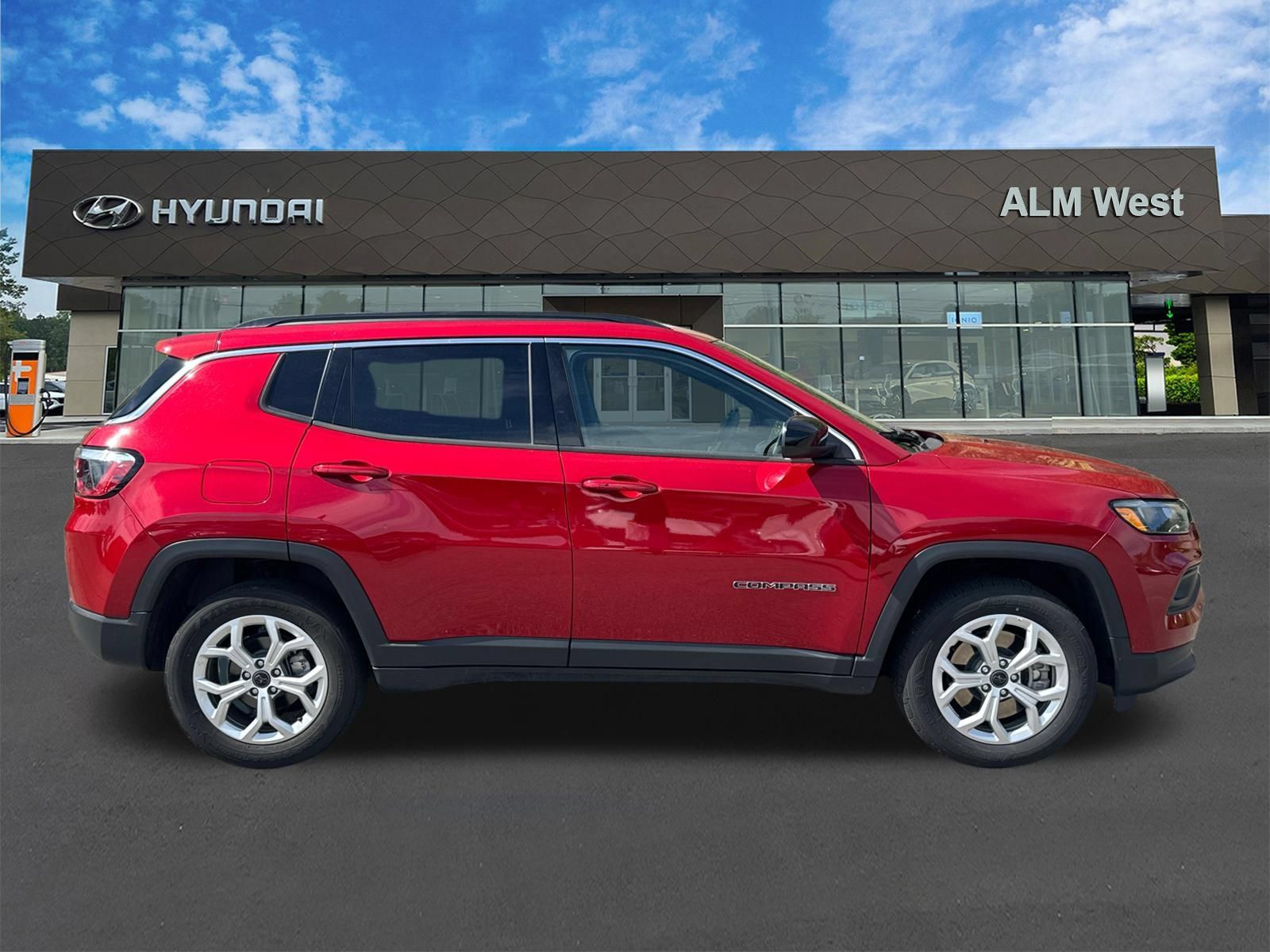 Used 2025 Jeep Compass Latitude AWD/4WD image 4