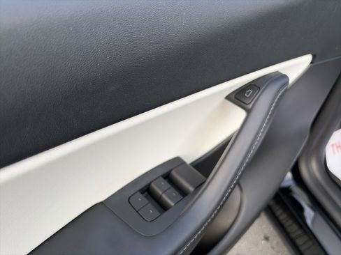 Used 2021 Tesla Model Y Long Range image 19