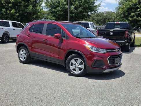Used 2021 Chevrolet Trax LT w/ LT Convenience Package FWD image 2