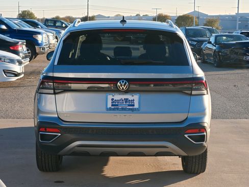 New 2026 Volkswagen Taos SE FWD image 6