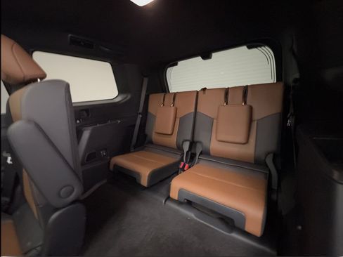 Used 2024 Lexus GX 550 w/ Cold Area Package AWD/4WD image 27
