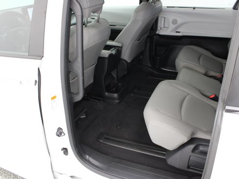 Used 2025 Toyota Sienna XLE FWD image 28