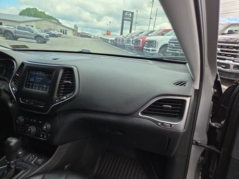 Used 2019 Jeep Cherokee Latitude Plus AWD/4WD image 13