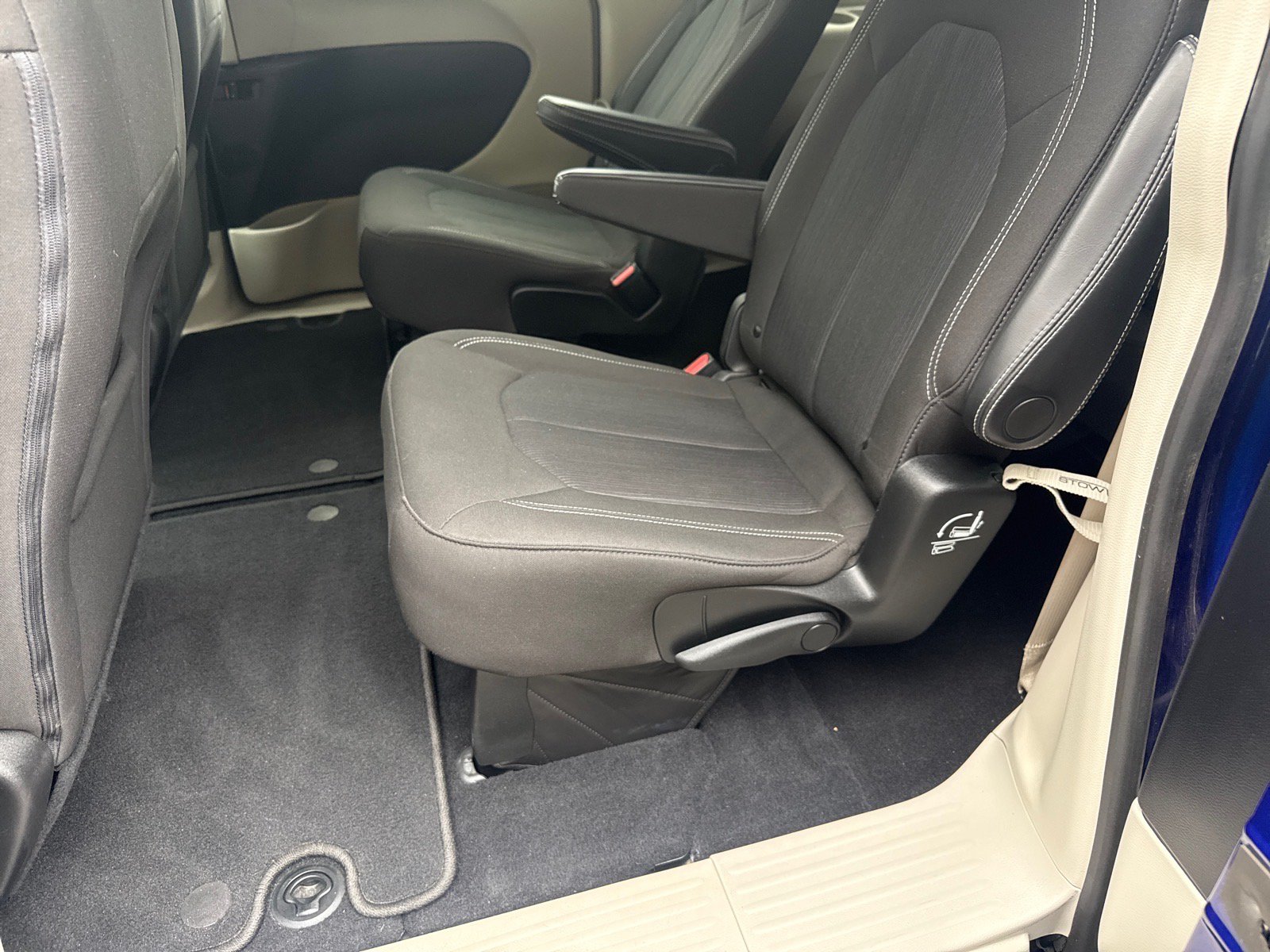 Used 2021 Chrysler Voyager LX FWD image 11
