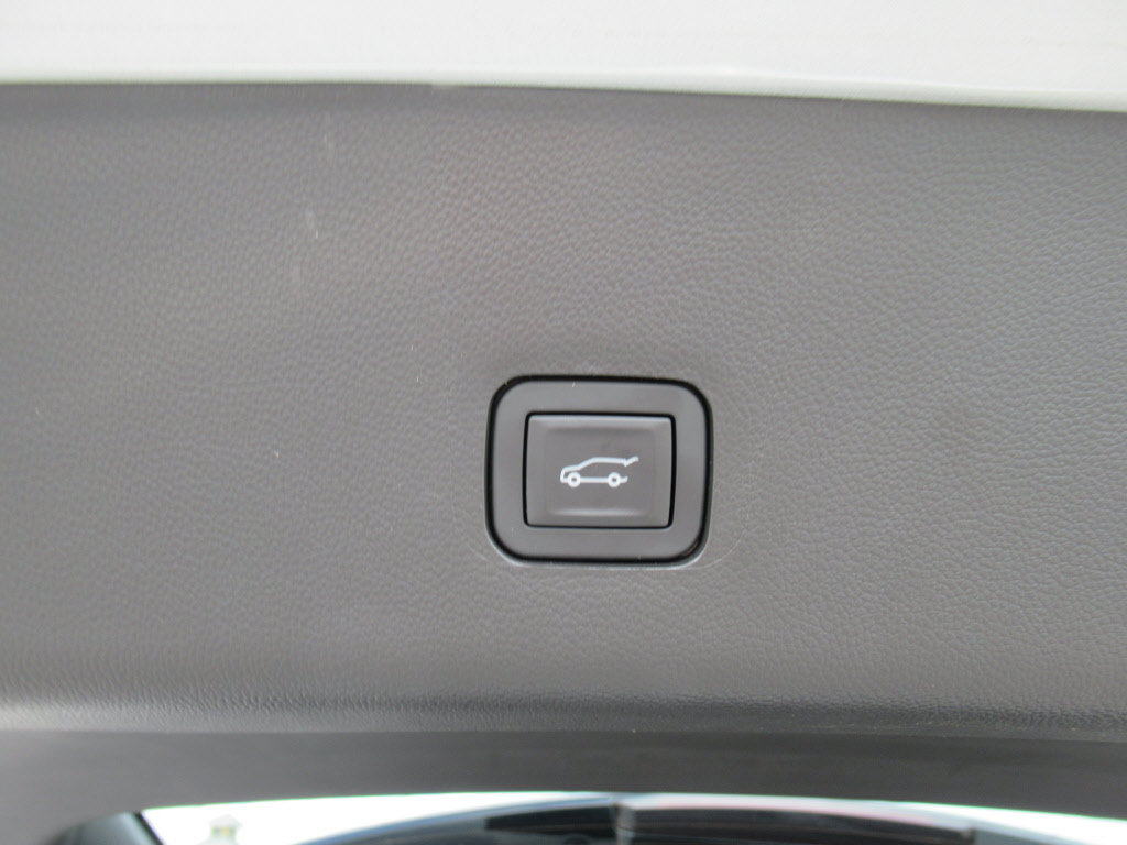 Used 2020 Chevrolet Traverse Premier FWD image 17