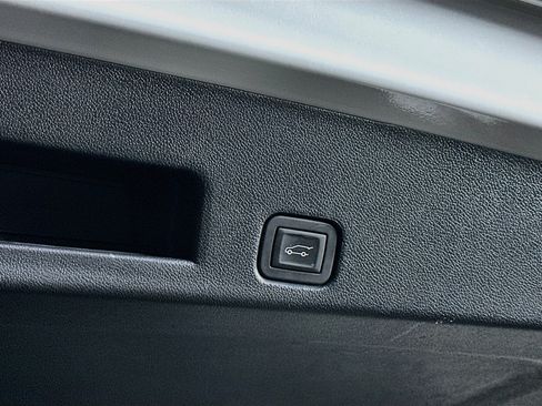Used 2025 Chevrolet Traverse LT FWD image 31