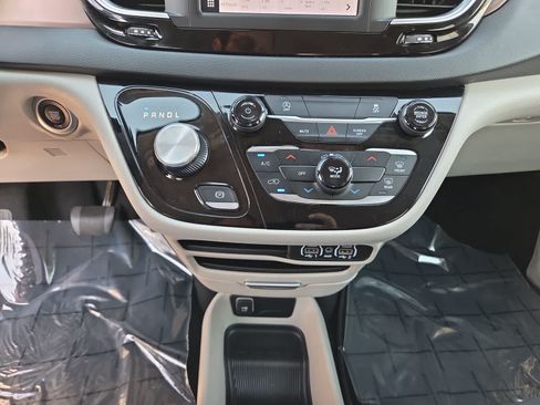 Used 2023 Chrysler Voyager LX FWD image 25
