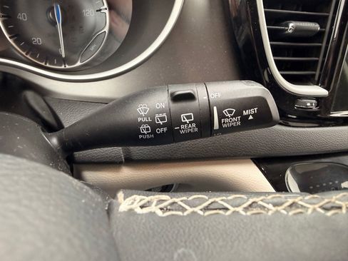 Used 2022 Chrysler Pacifica Touring-L image 30