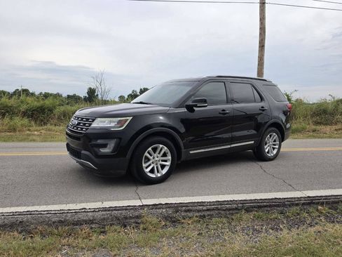 Used 2017 Ford Explorer XLT w/ Equipment Group 202A FWD image 2