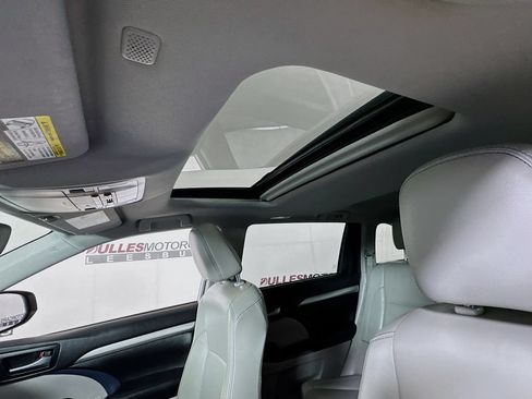 Used 2019 Toyota Highlander XLE AWD/4WD image 22