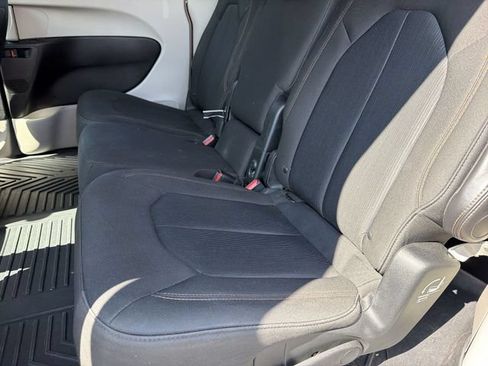 Used 2018 Chrysler Pacifica Touring Plus w/ Tire & Wheel Group FWD image 18