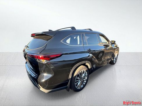 Certified 2026 Toyota Highlander Platinum AWD/4WD image 4