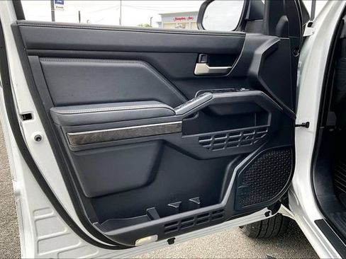 Used 2024 Toyota Tacoma Limited w/ Limited Package (LT) image 17