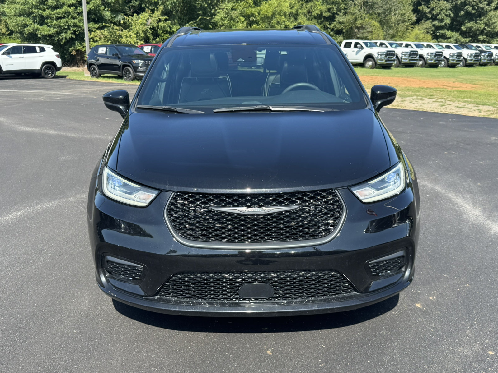 Used 2025 Chrysler Pacifica Limited FWD image 2