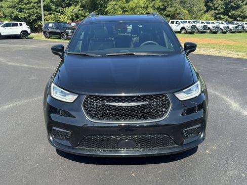 Used 2025 Chrysler Pacifica Limited FWD image 2