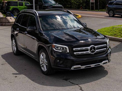 Used 2023 Mercedes-Benz GLB 250 4MATIC w/ Premium Package image 3
