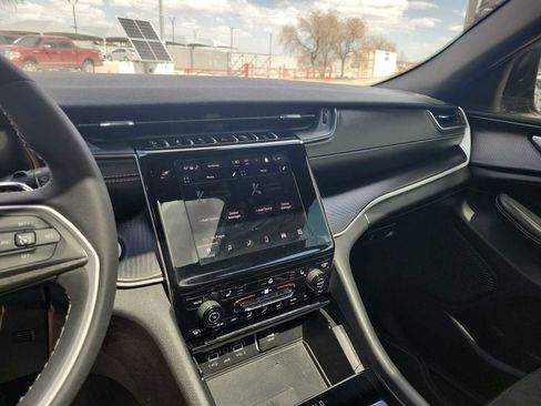 Used 2023 Jeep Grand Cherokee Altitude image 16