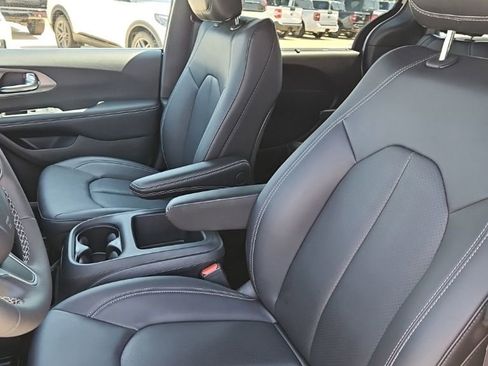 Used 2025 Chrysler Pacifica Select FWD image 12