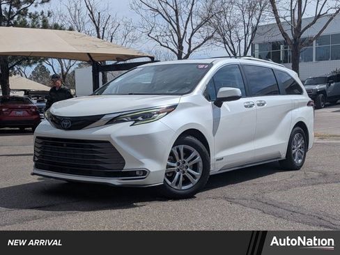 Used 2021 Toyota Sienna Platinum image 1