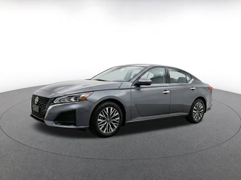 Used 2025 Nissan Altima 2.5 SV FWD image 3