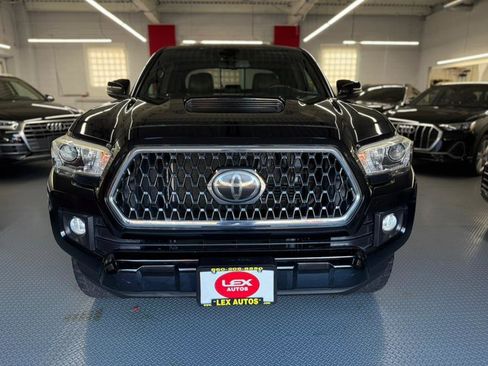 Used 2018 Toyota Tacoma TRD Sport image 3