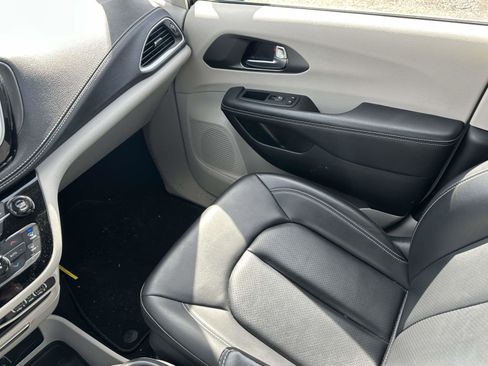 Used 2023 Chrysler Pacifica Touring-L image 30