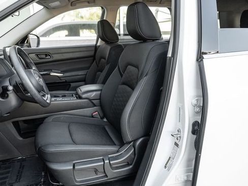 Used 2024 Nissan Pathfinder S image 11