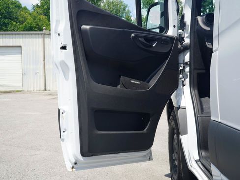 Used 2025 Mercedes-Benz Sprinter 2500 image 28
